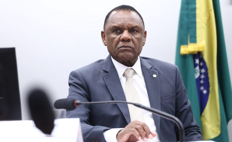 Deputado Ossesio Silva fala ao microfone