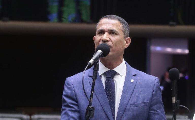 Deputado Coronel Assis fala ao microfone