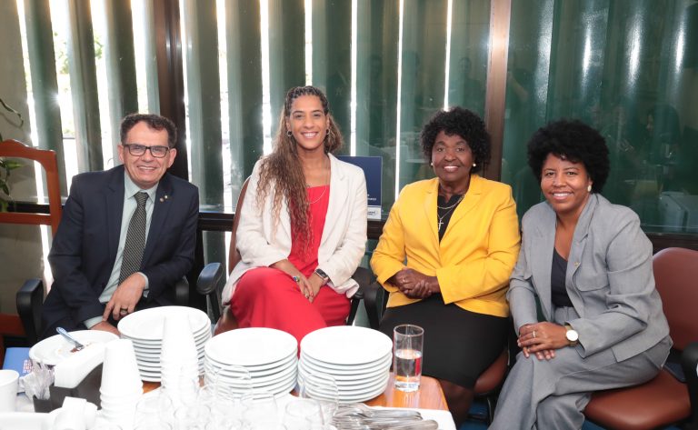 Diálogo sobre temas afetos ao Ministério e ao Colegiado. Dep. Reimont (PT - RJ). Ministra de Estado da Igualdade Racial, Anielle Franco. Dep. Benedita da Silva (PT-RJ). Dep. Jack Rocha (PT - ES).