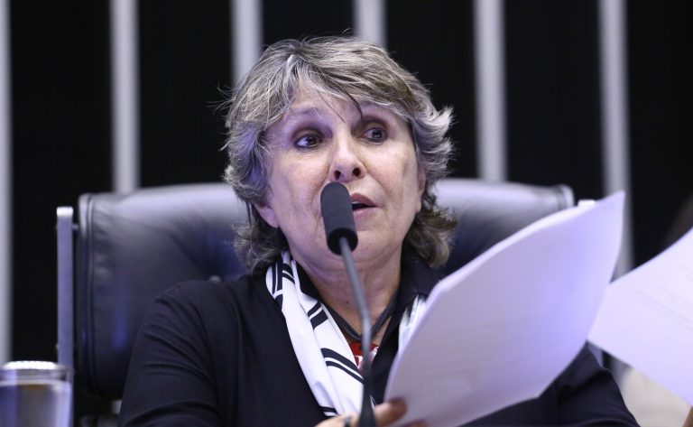 Deputada Erika Kokay a fala ao microfone