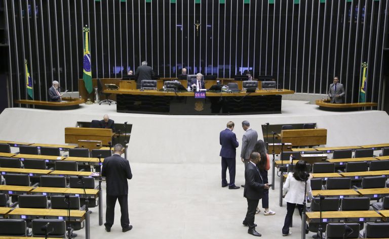 Discussão e votação de propostas legislativas.