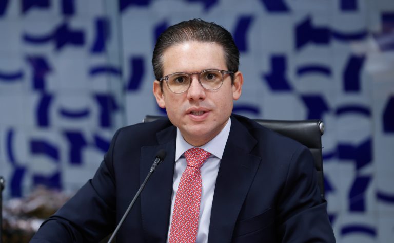 Motta preside a reunião de líderes 