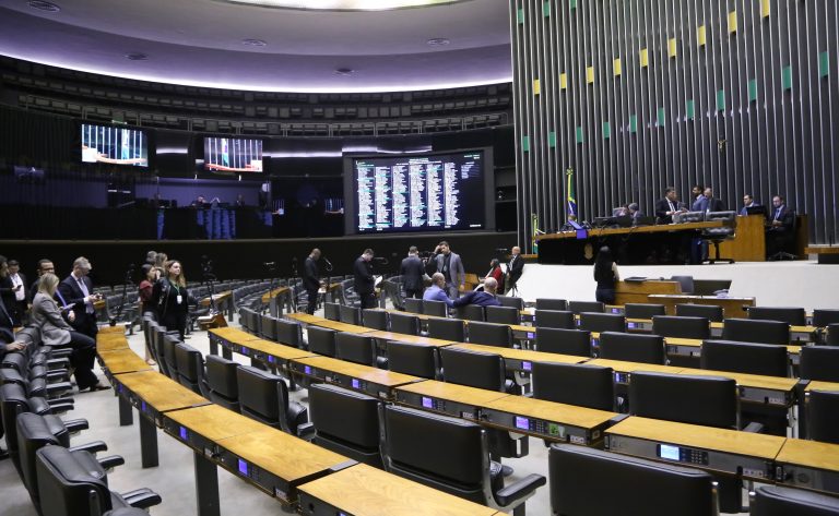 Deputados reunidos no plenário