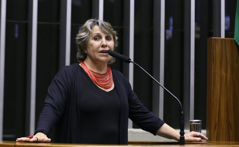 Deputada Erika Kokay a fala ao microfone