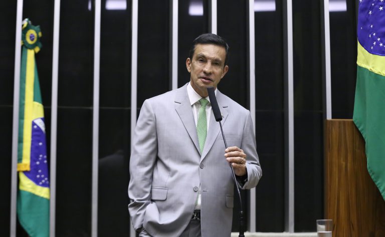 Deputado Sidney Leite fala ao microfone