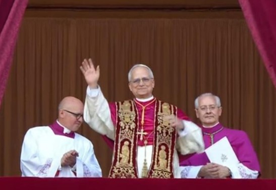 Novo Papa Leão XIV faz sua primeira aparição pública