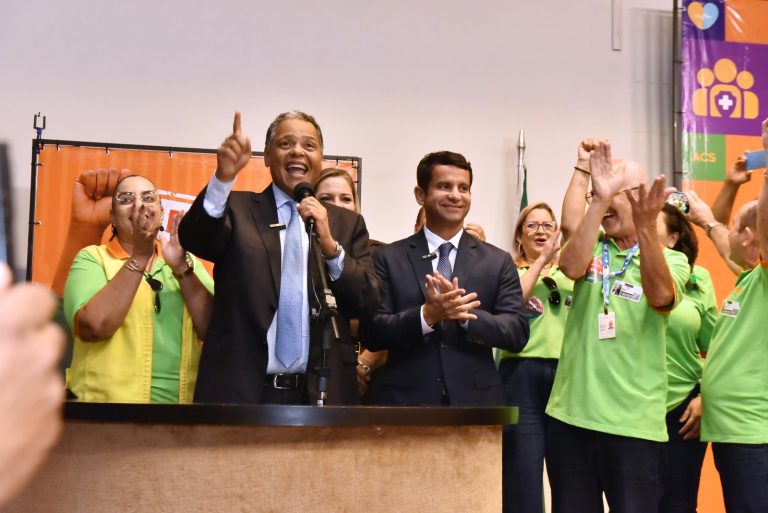 Antonio Brito anuncia instalação da comissão, ao lado do deputado Dr. Luizinho