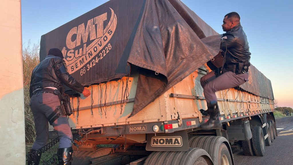 Motorista de caminhão é preso com 3 toneladas de maconha em meio a carga de soja