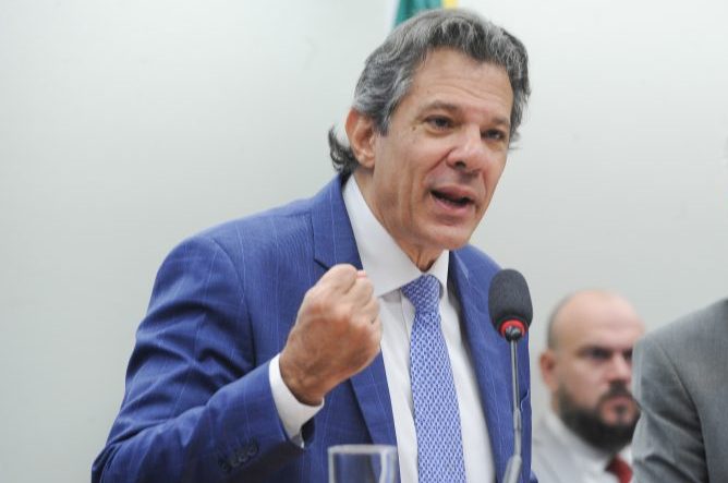 Ministro da Fazenda fala ao microfone