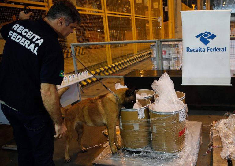 Segurança - drogas - apreensão fiscalização auditores Receita Federal heroína tráfico crimes aeroporto Galeão cachorro cão farejador