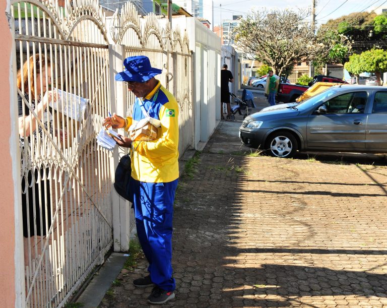 Comunicação - geral - Correios carteiros cartas correspondências entregas serviço postal privatização ECT