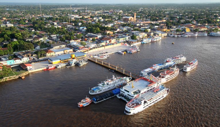 Porto de Parintins, no Rio Amazonas - barcos que transportam passageiros e cargas