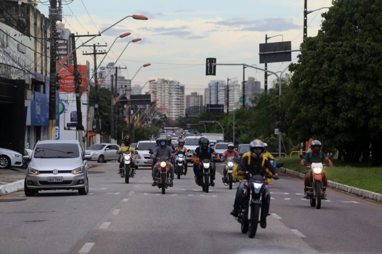 Vários motociclistas nas ruas - mobilidade urbana