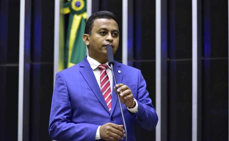 Deputado Dr. Francisco fala ao microfone