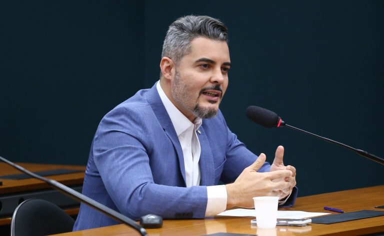 Deputado Thiago Flores (Republicanos-RO) fala em comissão da Câmara dos Deputados