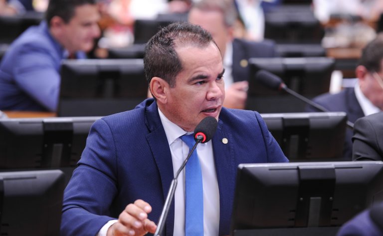 Deputado Defensor Stélio Dener (Republicanos-RR) fala em comissão na Câmara dos Deputados