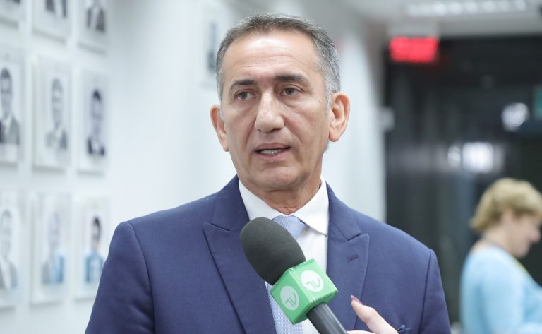 O ministro da Integração, Waldez Góes, fala ao microfone