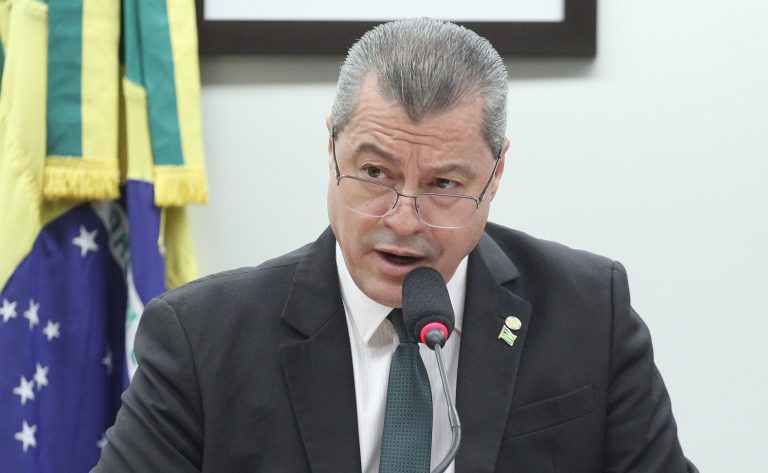 Deputado Daniel Agrobom (PL-GO) fala em comissão da Câmara dos Deputados