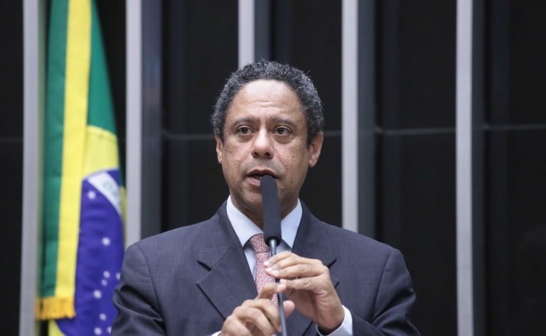 deputado Orlando Silva discursa no plenário