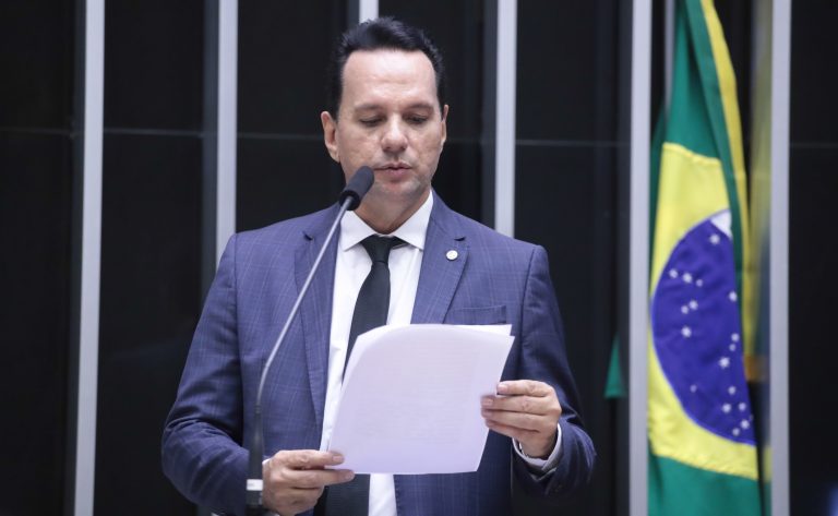 Deputado Josenildo fala ao microfone