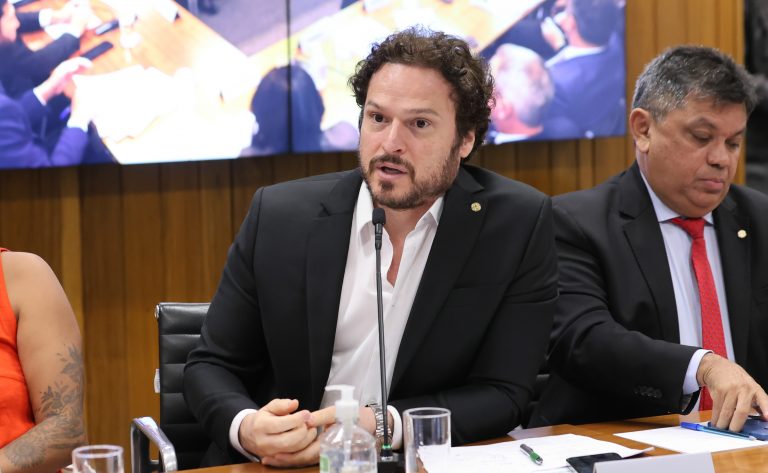 Fred costa em reunião de comissão