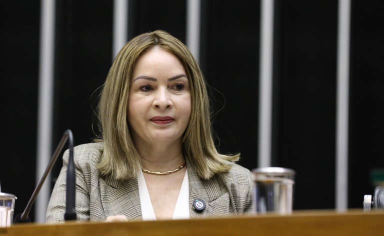 Deputada Socorro Neri (PP-AC) no Plenário da Câmara dos Deputados