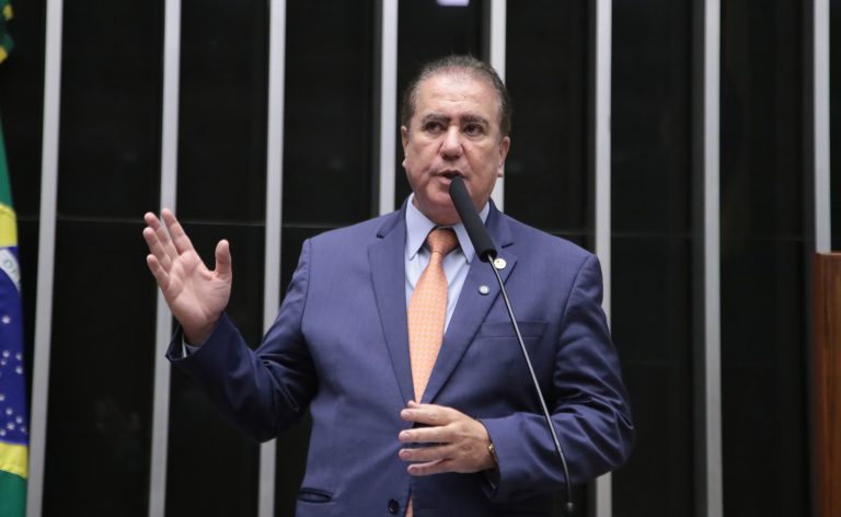 Deputado Jonas Donizette fala ao microfone
