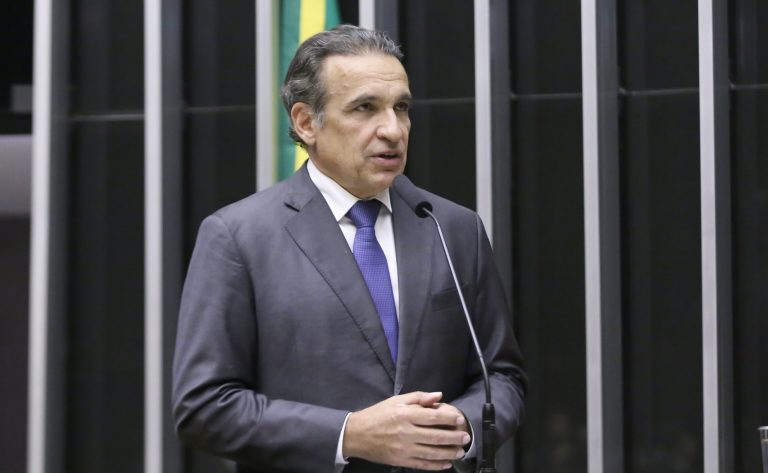 Deputado Hugo Leal (PSD-RJ) fala no Plenário da Câmara dos Deputados