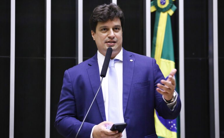 Deputado Lucas Ramos fala ao microfone