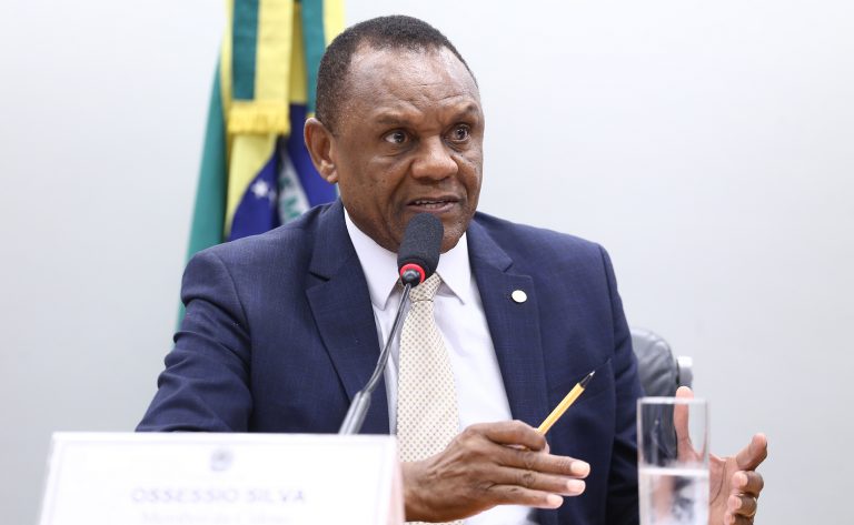 Deputado Ossesio Silva (Republicanos-PE) fala em comissão da Câmara dos Deputados