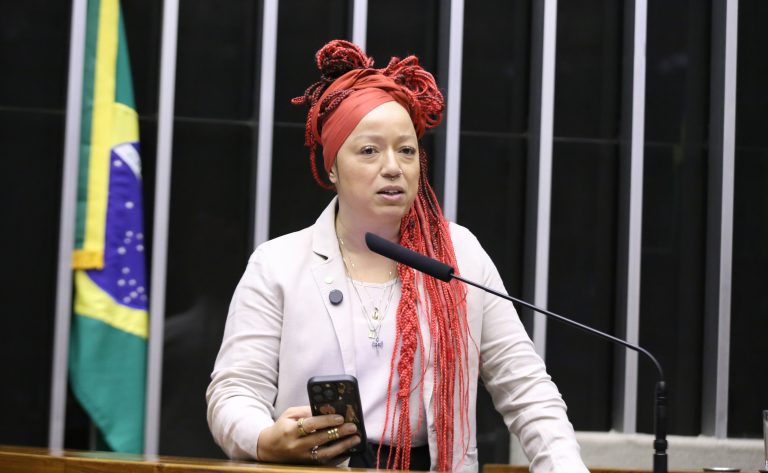 Deputada Daiana Santos (PCdoB-RS) no Plenário da Câmara dos Deputados