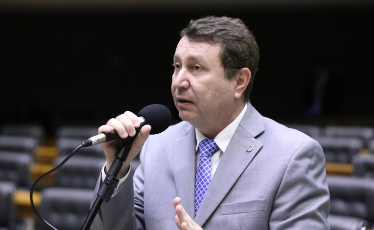 Deputado David Soares fala ao microfone