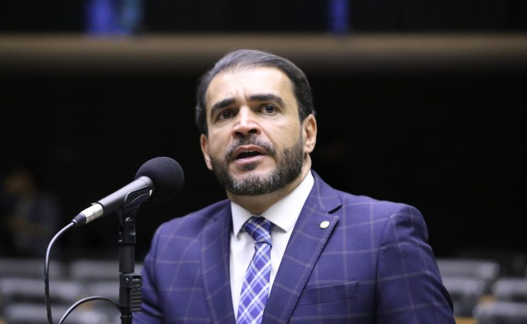 Deputado Delegado Marcelo Freitas fala ao microfone