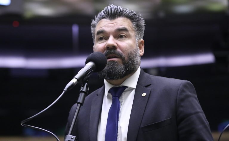 Deputado Delegado Caveira fala ao microfone