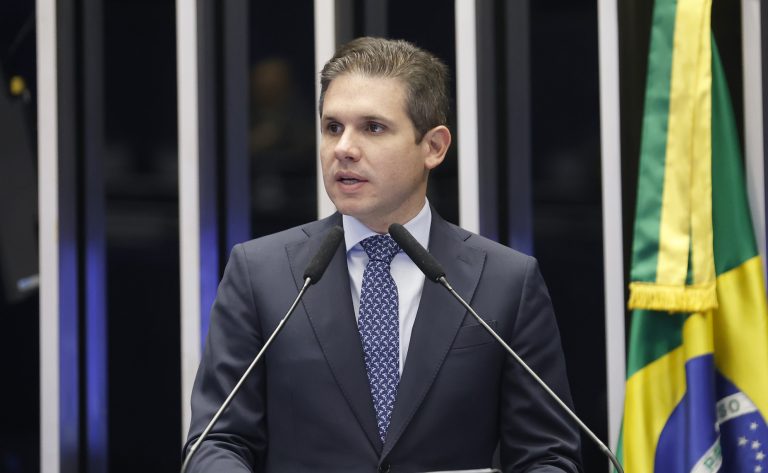 Motta discursa no plenário