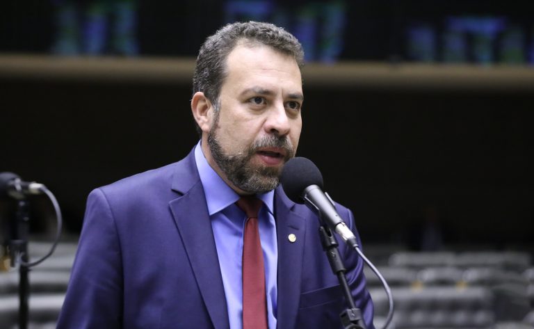 Deputado Guilherme Boulos (Psol-SP) fala no Plenário da Câmara dos Deputados