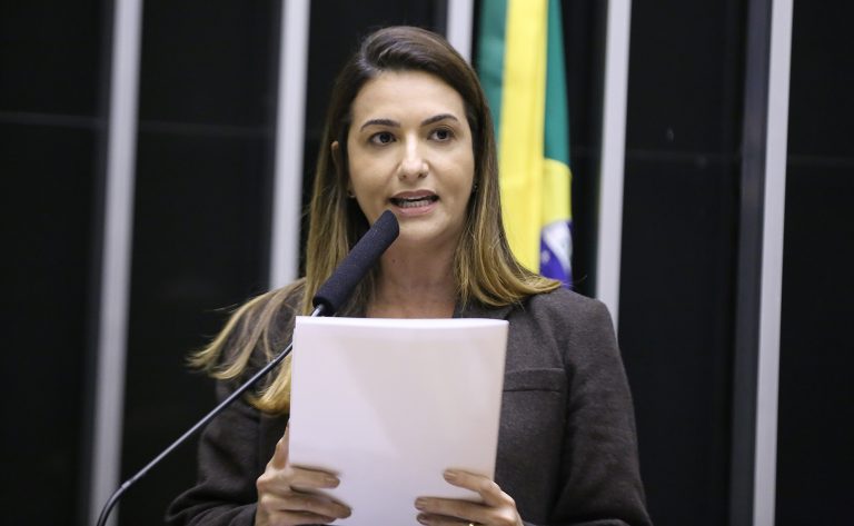 Deputada Roberta Roma fala ao microfone