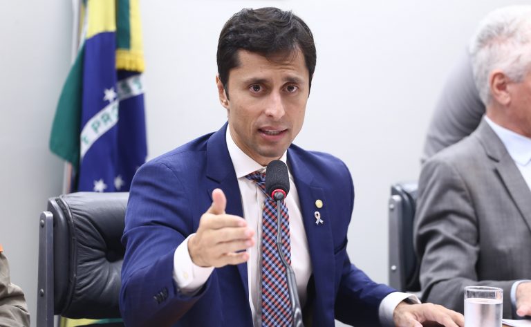 Deputado Duarte Jr. fala ao microfone