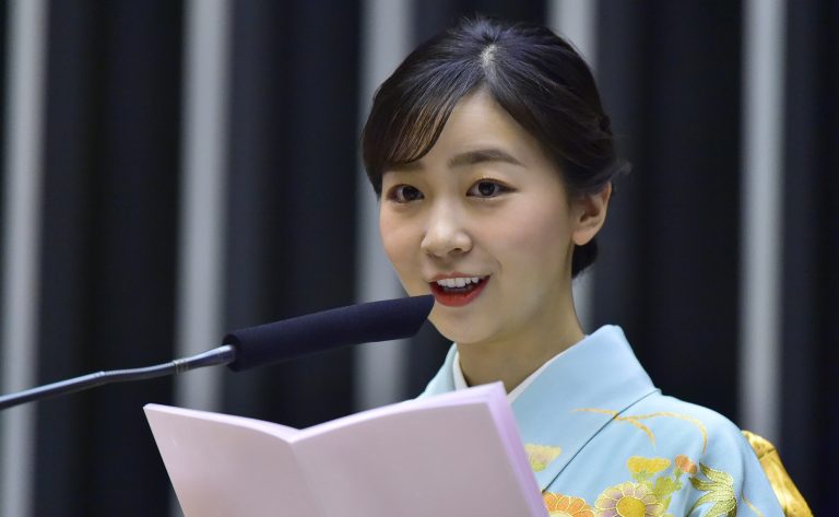 princesa Kako discursa no Plenário