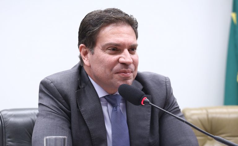 Deputado Delegado Ramagem fala ao microfone