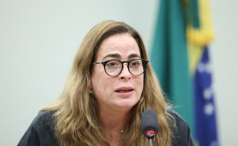 Seminário: Perigos do uso do mercúrio para fins odontológicos e impactos na saúde. Diretora da International Academy of Oral Medicine and Toxicologyno Brasil - IAOMT, Martha Faissol.