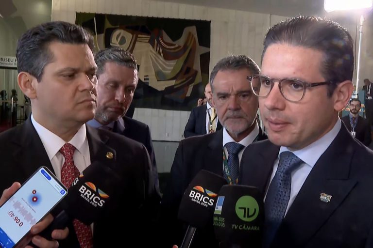 Hugo Motta concede entrevista ao lado do presidente do Senado, Davi Alcolumbre