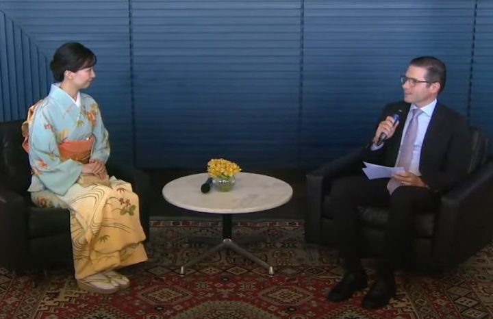 A princesa Kako de Akishino e o presidente Hugo Motta estão sentados em poltronas de frente uma para outra