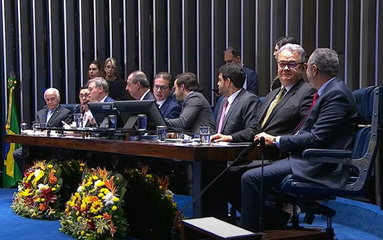 Mesa da sessão solene em homenagem à Assembleia de Deus
