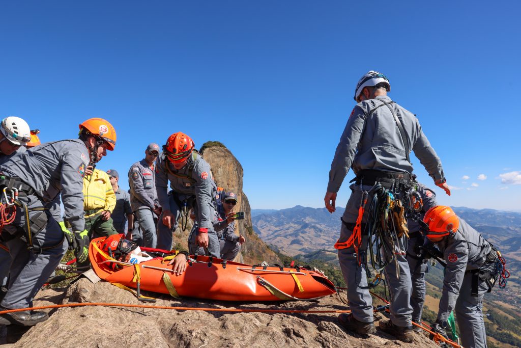 Defesa Civil em treinamento: simulação de resgate na Pedra do Baú