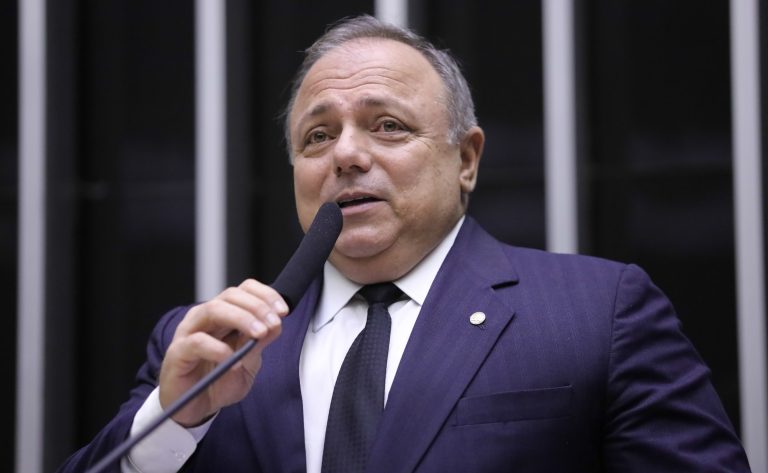 General Pazuello discursa no plenário