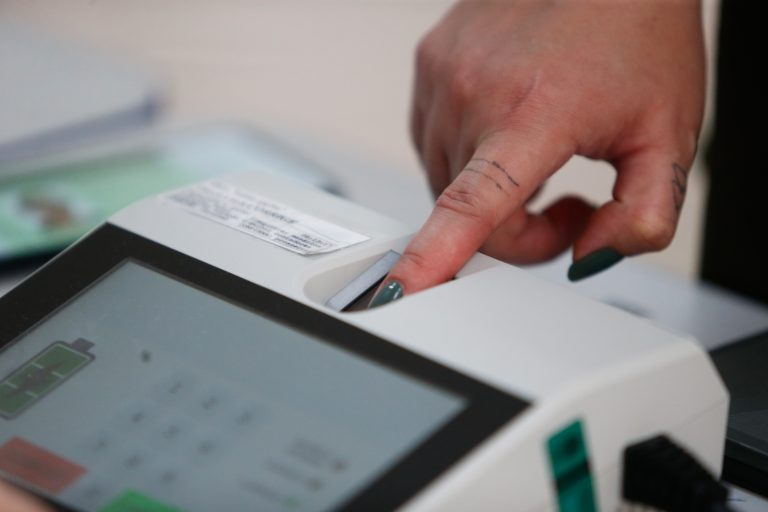 mulher vota na urna eletrônica