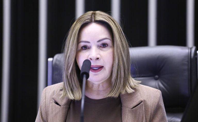 Deputada Socorro Neri (PP-AC) fala no Plenário da Câmara dos Deputados