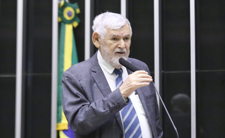 Deputado Luiz Couto fala ao microfone