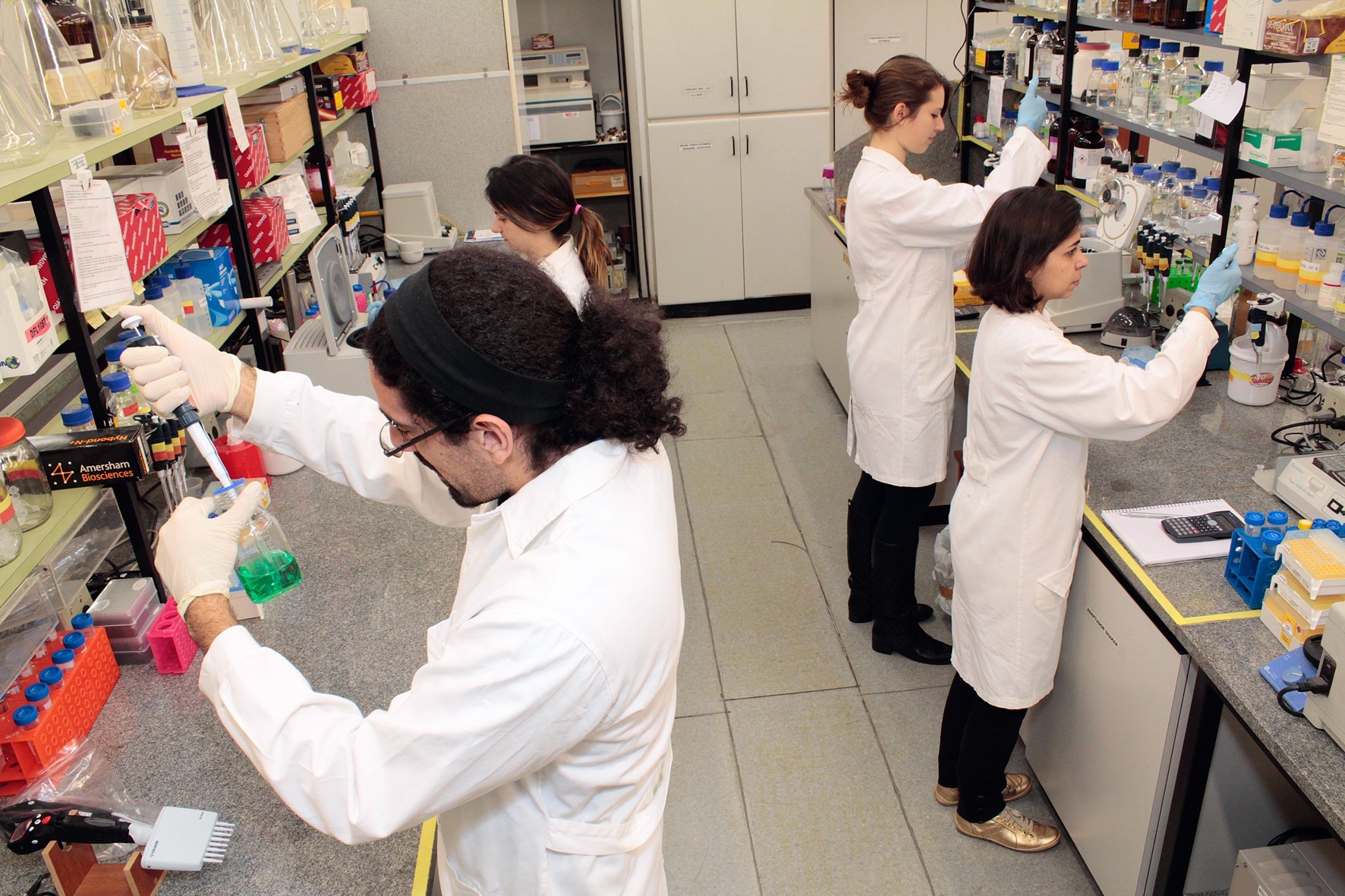 Estudantes terão oportunidade de conhecer laboratórios de diversas unidades, como o do Instituto de Química. Foto Marcos Santos / USP Imagens.